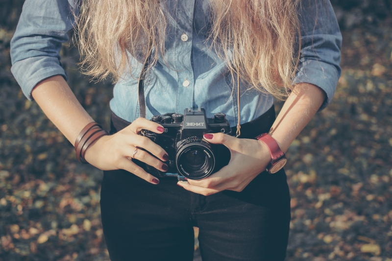 photographe-CANNES-min_hand-person-girl-woman-camera-photography-614-pxhere.com